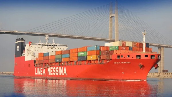 Egypt cited for efforts to improve navigation in Suez Canal