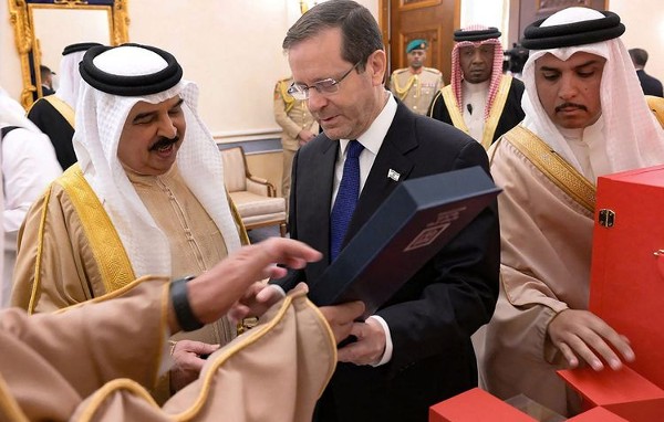 Israeli president touts business ties on first Bahrain visit